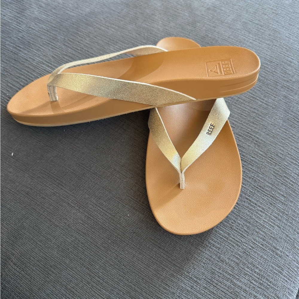 Reef Women’s Gold Metallic Flip Flop Sandals - Picture 3 of 4